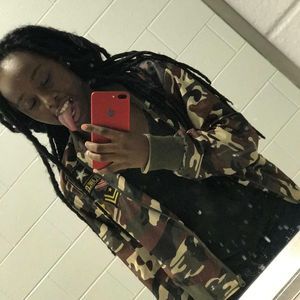 Meet your Posher, Janay